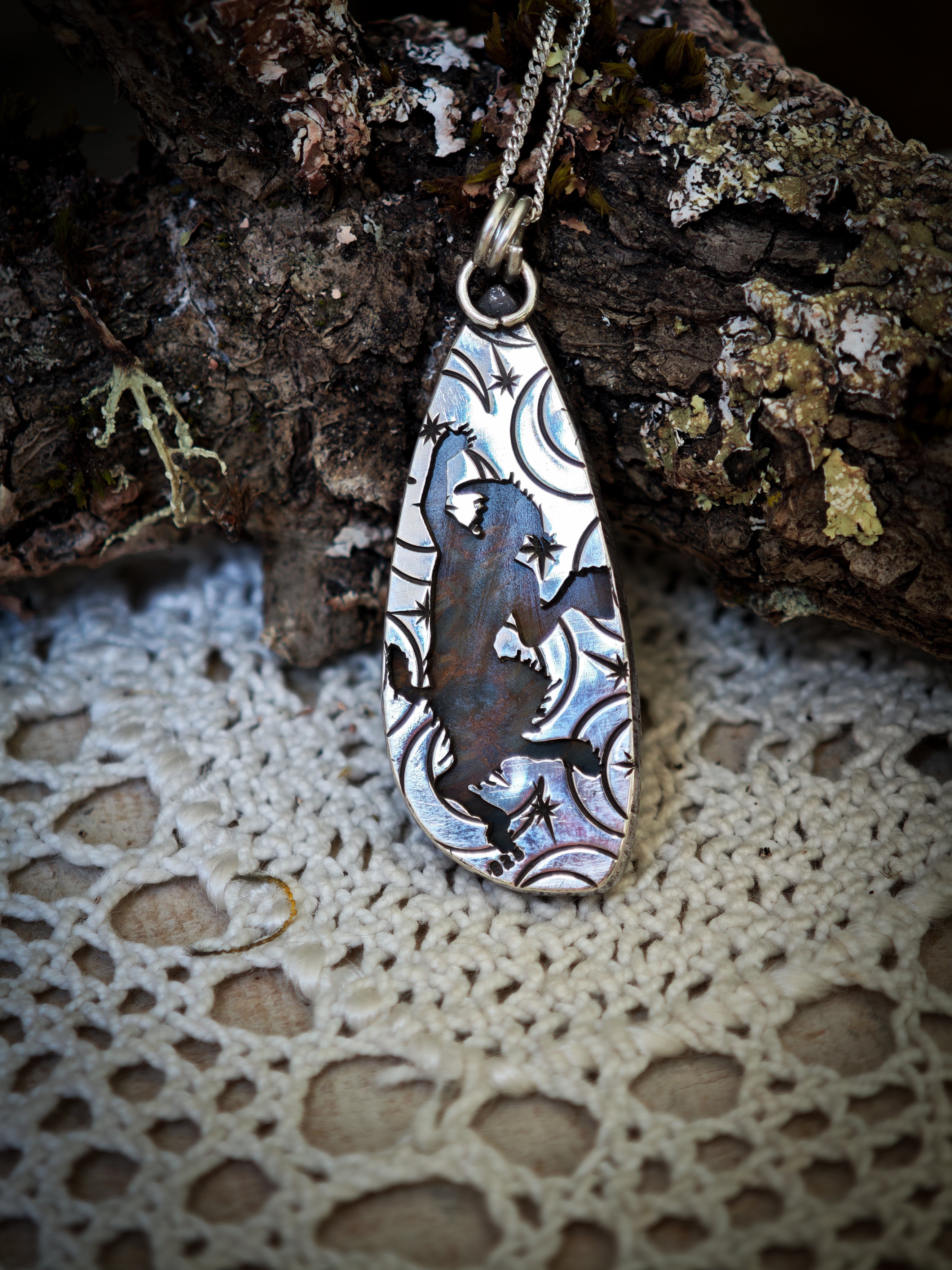 Le Talisman de Pan - Pendentif en pietersite bicolore et argent, Pan au dos