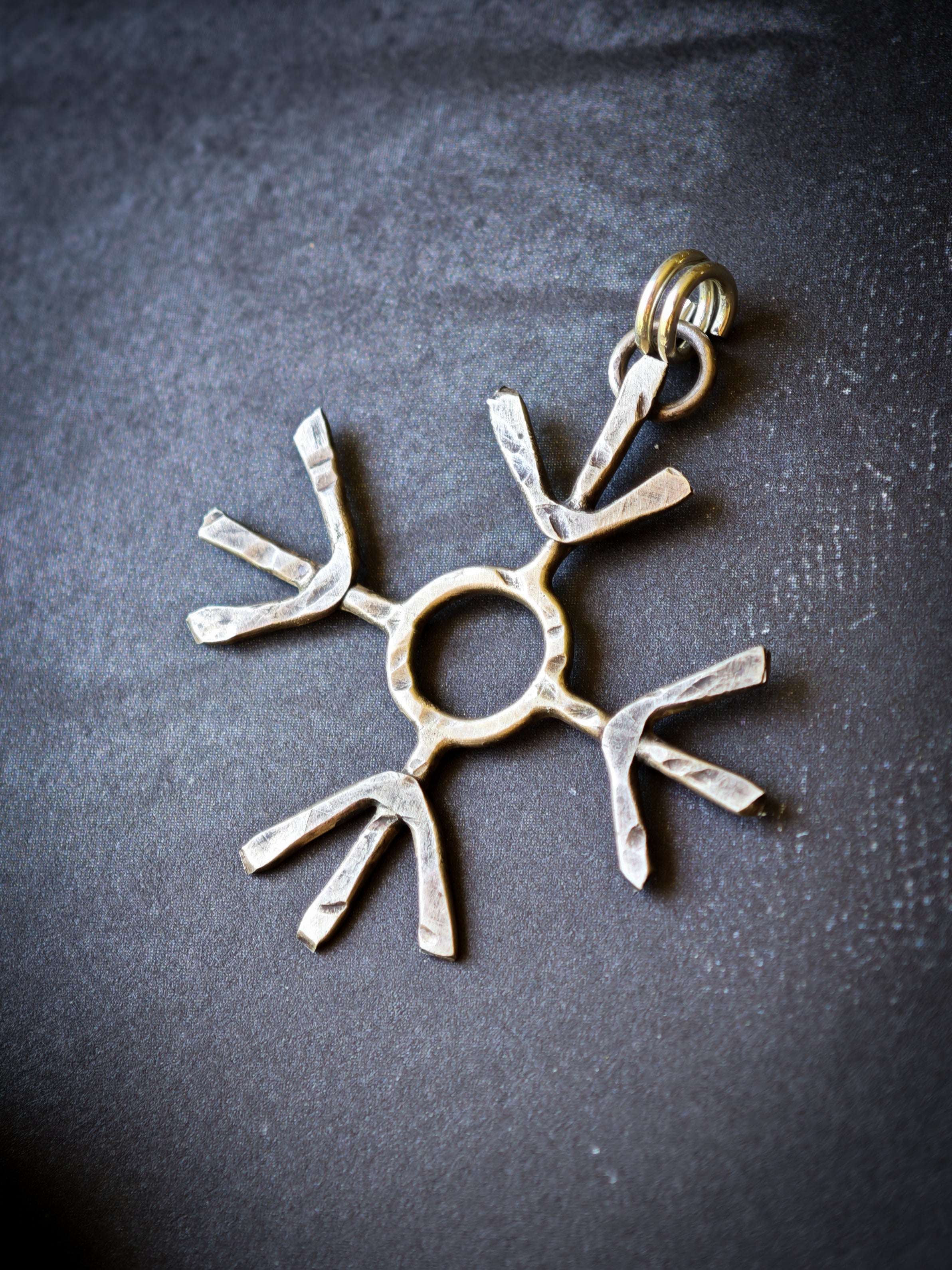 Commande ton sigil personnalisé - Duo pendentif forgé et sigil dessiné par La Cabane de Pan