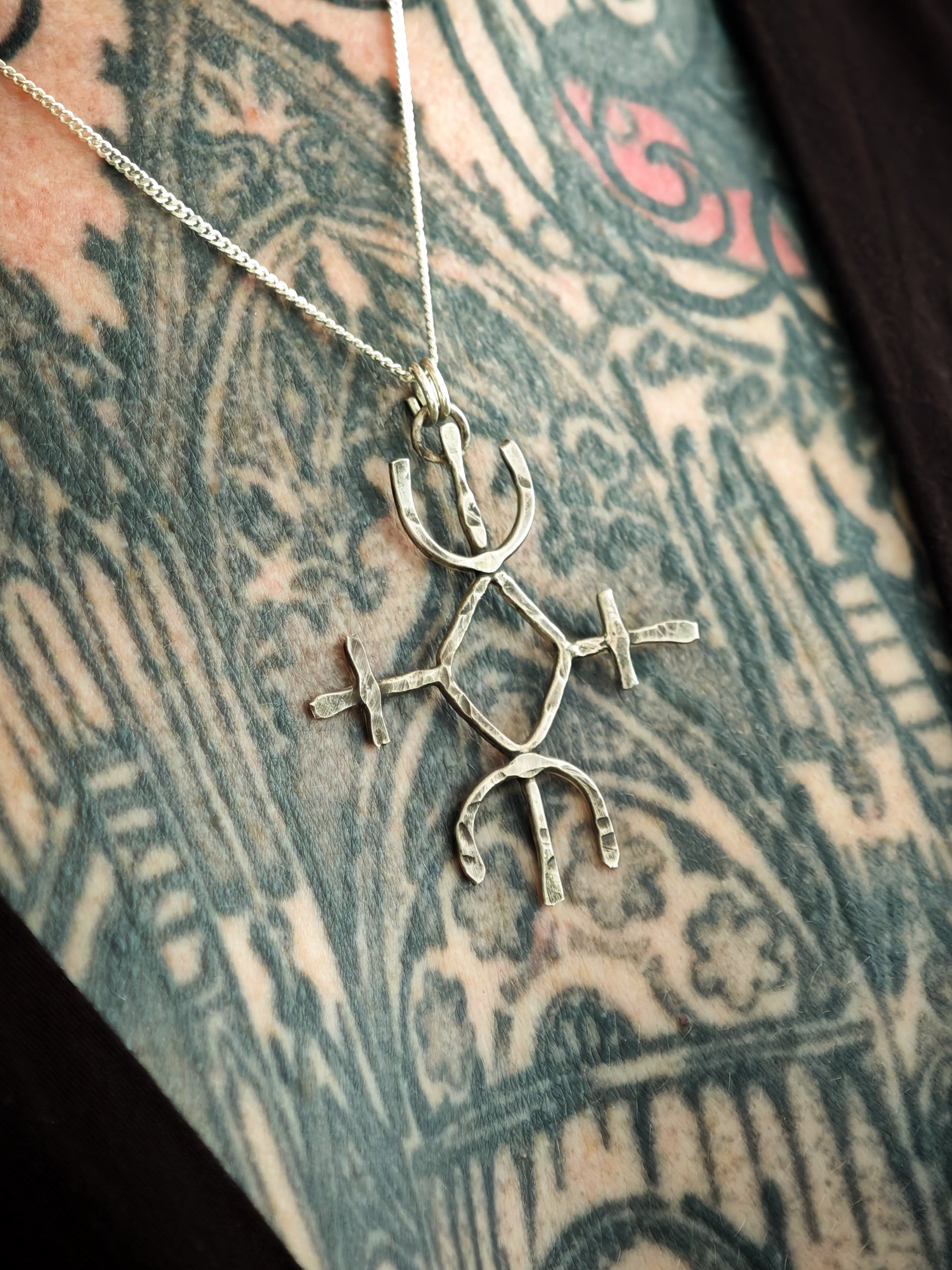 Commande ton sigil personnalisé - Duo pendentif forgé et sigil dessiné par La Cabane de Pan