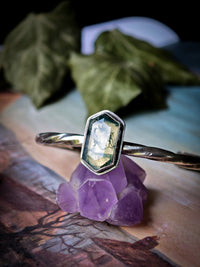 Le Liéchi - Faceted moss agate and silver torque bracelet