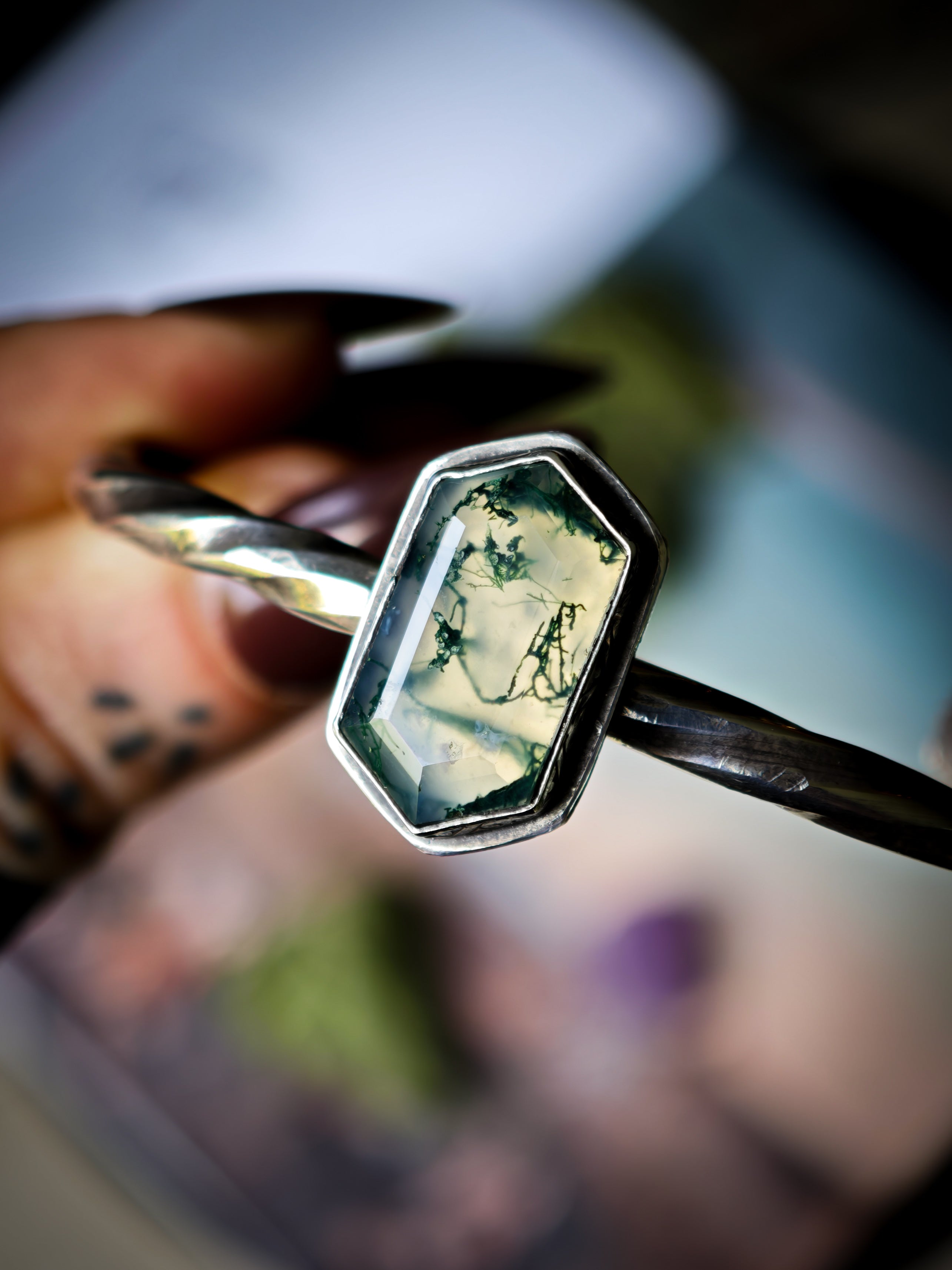 Le Liéchi - Faceted moss agate and silver torque bracelet