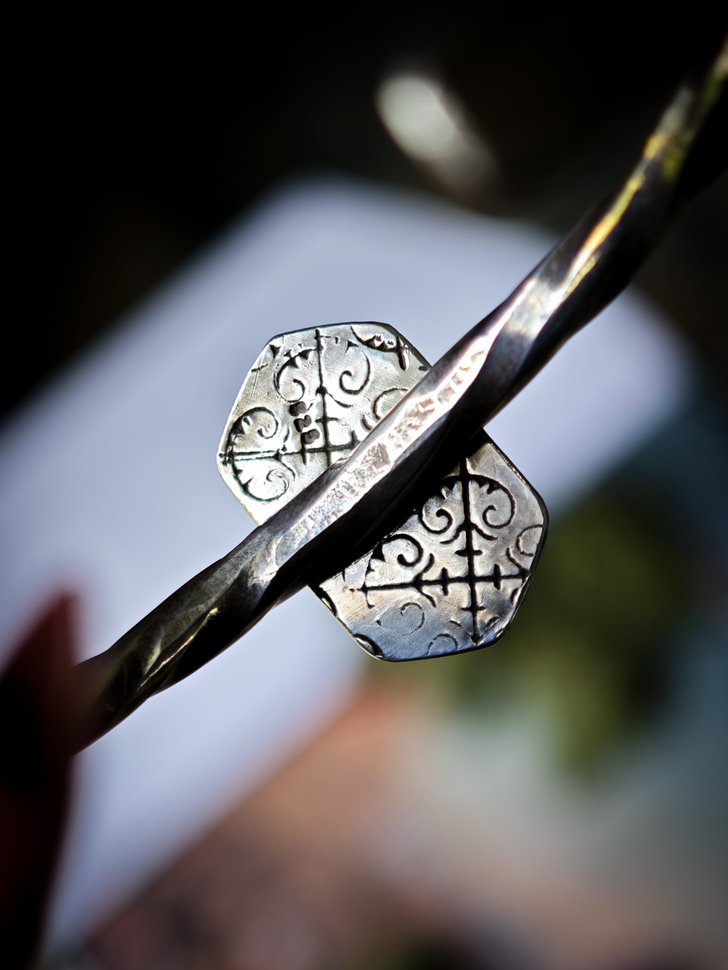 Le Liéchi - Faceted moss agate and silver torque bracelet