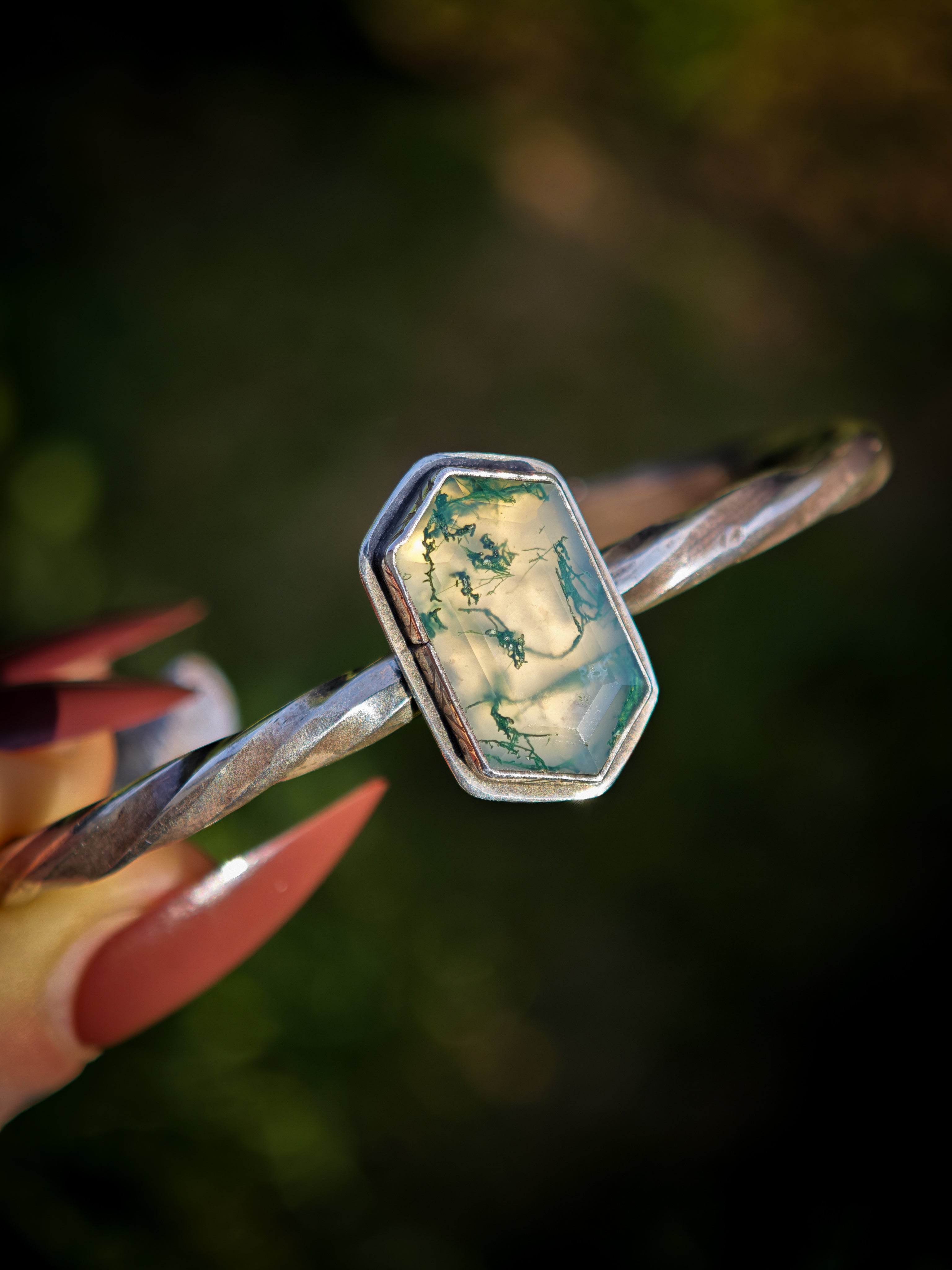 Le Liéchi - Faceted moss agate and silver torque bracelet