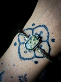 Le Liéchi - Faceted moss agate and silver torque bracelet