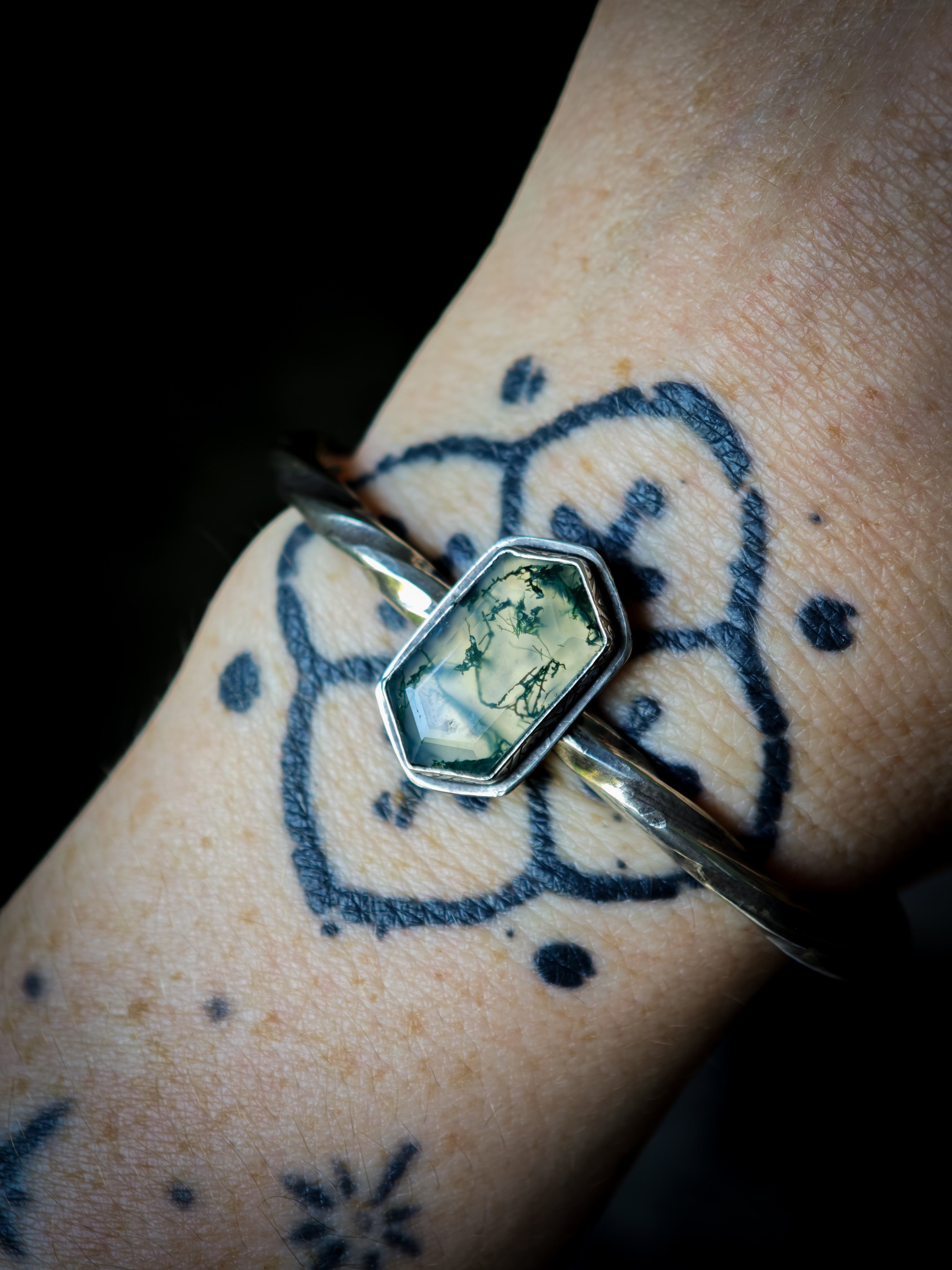 Le Liéchi - Faceted moss agate and silver torque bracelet