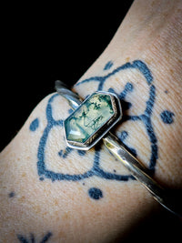 Le Liéchi - Faceted moss agate and silver torque bracelet