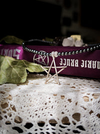 The Craft - Collier ras-de-cou en perles d'hématite, quartz aura, argent et pentagramme forgé
