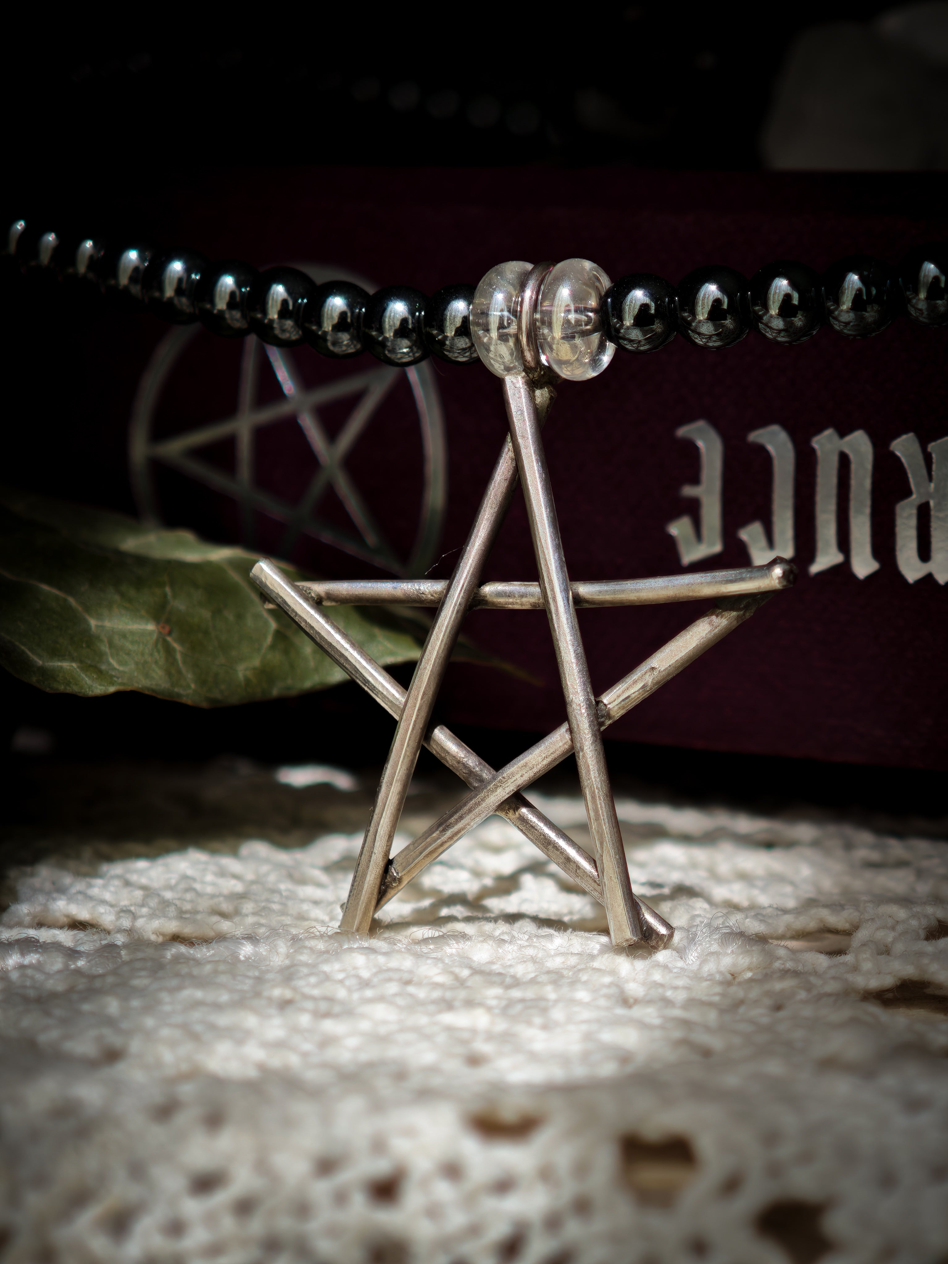 The Craft - Collier ras-de-cou en perles d'hématite, quartz aura, argent et pentagramme forgé