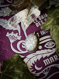 Saraswati - Pendentif en pierre de lune blanche véritable gravée et argent