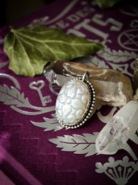 Saraswati - Pendentif en pierre de lune blanche véritable gravée et argent