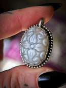 Saraswati - Pendentif en pierre de lune blanche véritable gravée et argent