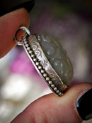 Saraswati - Pendentif en pierre de lune blanche véritable gravée et argent