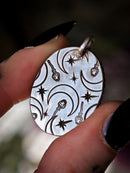 Saraswati - Pendentif en pierre de lune blanche véritable gravée et argent