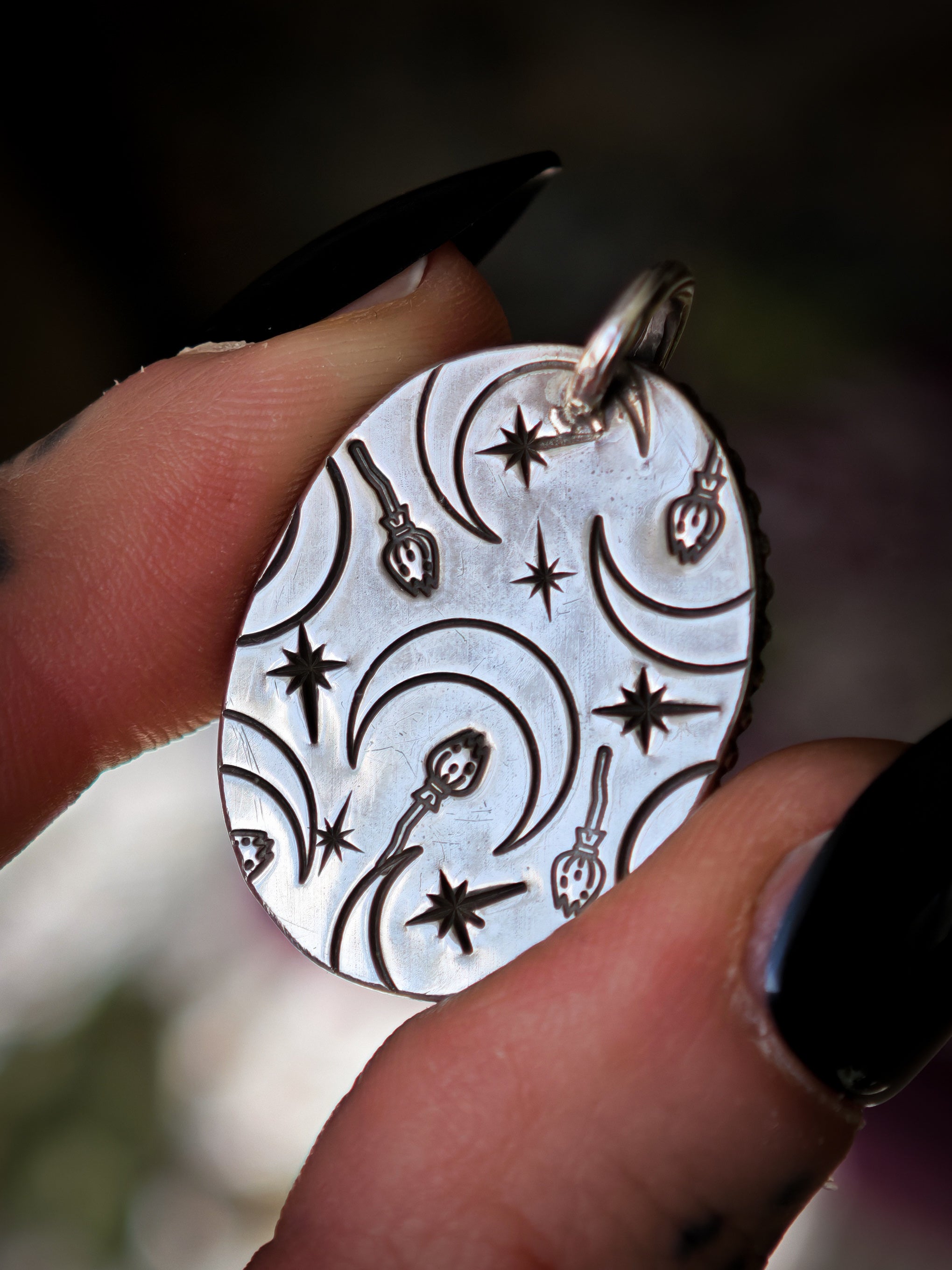 Saraswati - Pendentif en pierre de lune blanche véritable gravée et argent