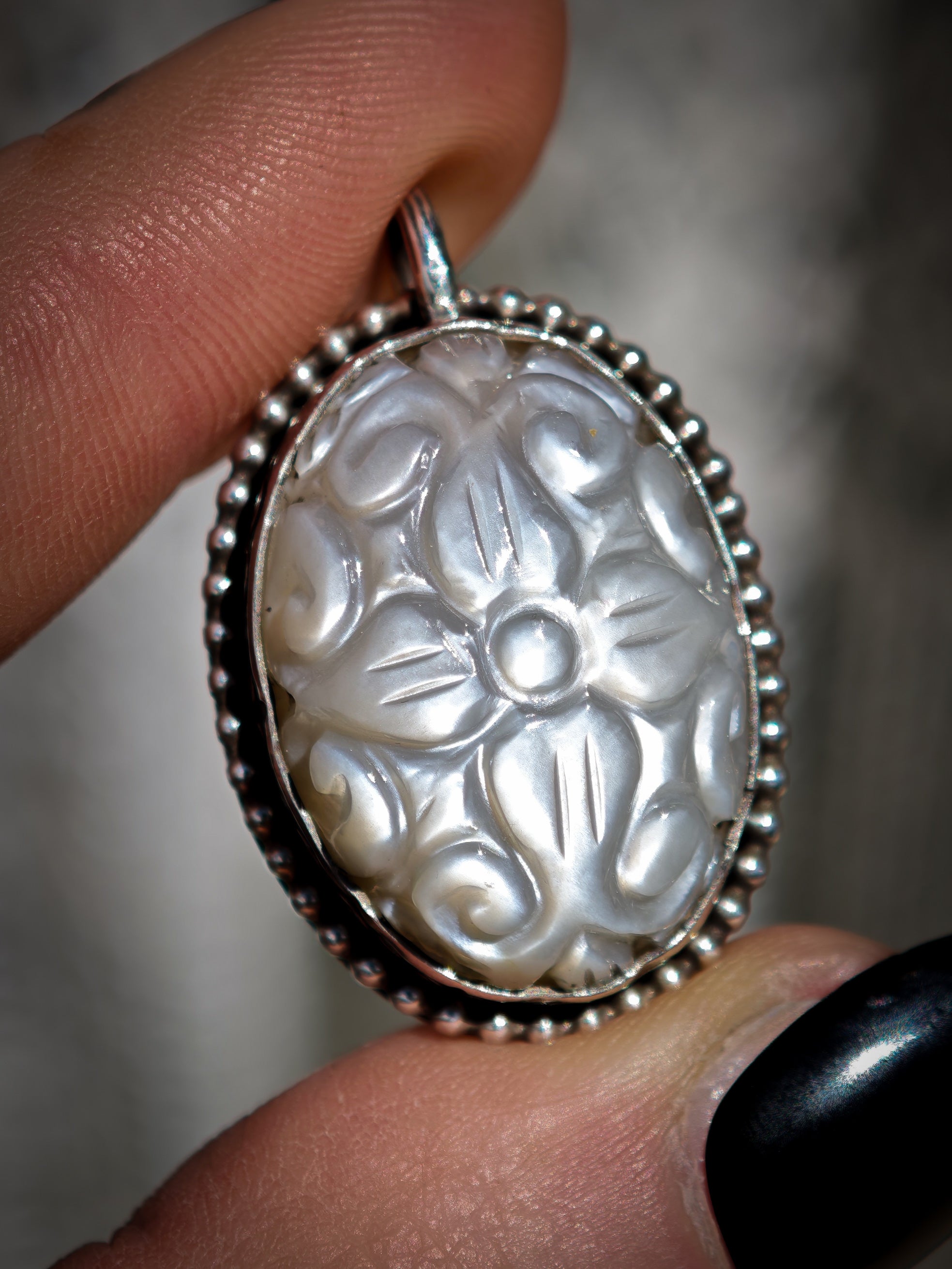 Saraswati - Pendentif en pierre de lune blanche véritable gravée et argent