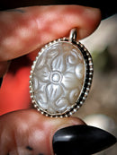 Saraswati - Pendentif en pierre de lune blanche véritable gravée et argent