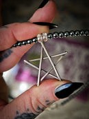 The Craft - Collier ras-de-cou en perles d'hématite, quartz aura, argent et pentagramme forgé