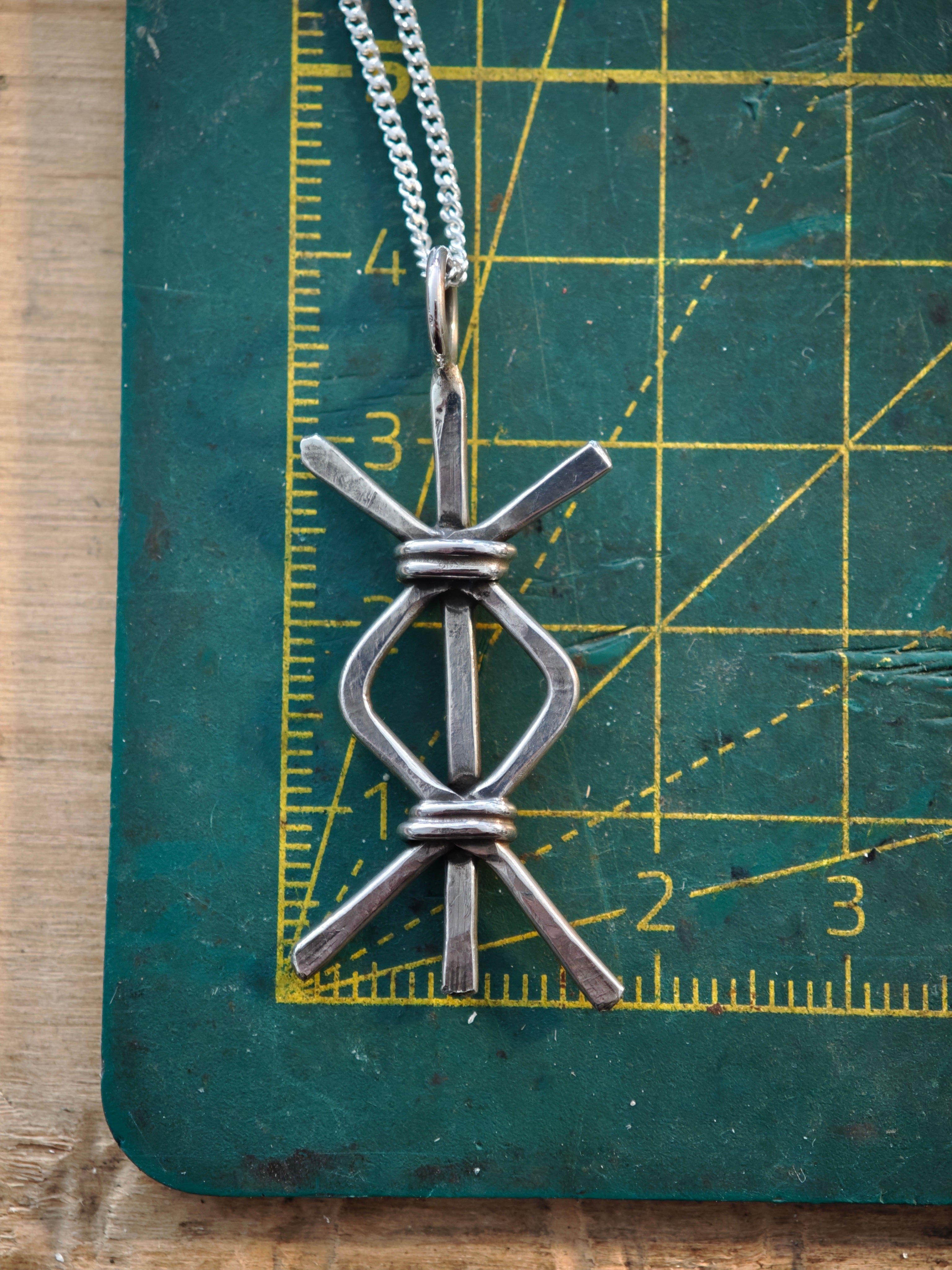 Commande personnalisée Imen - Collier en argent, rune liée Ingwaz et Isa forgée