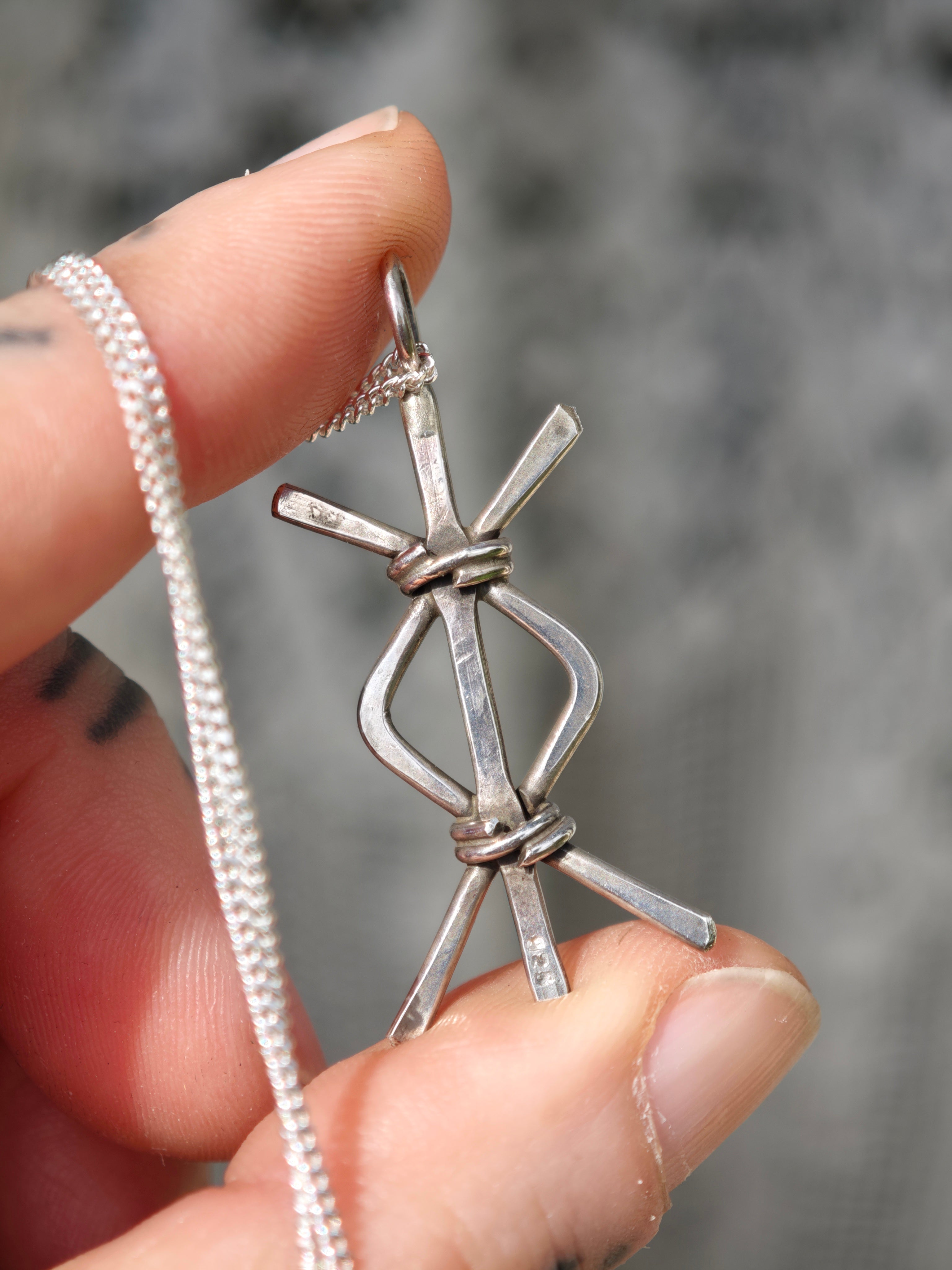 Commande personnalisée Imen - Collier en argent, rune liée Ingwaz et Isa forgée