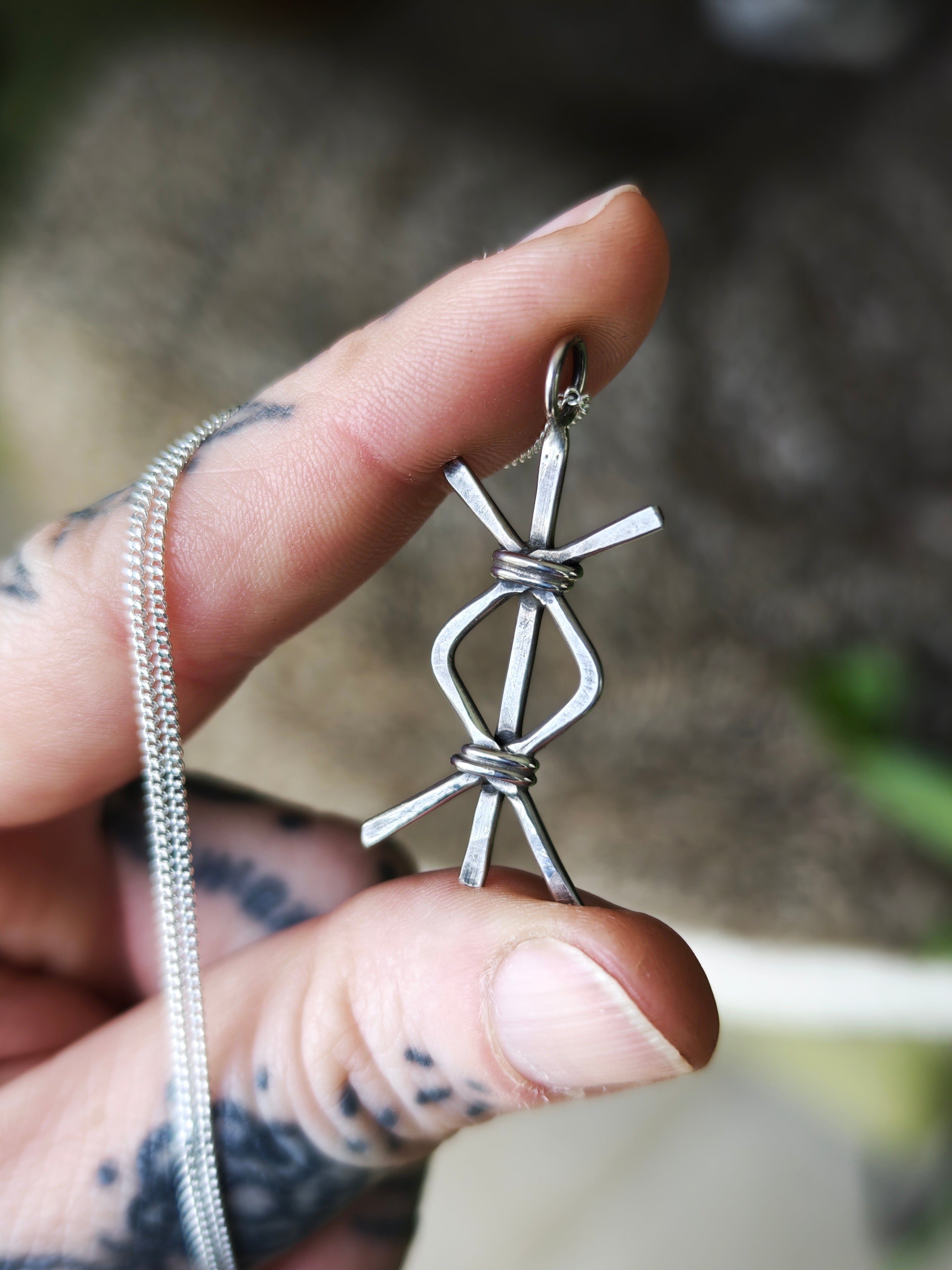 Commande personnalisée Imen - Collier en argent, rune liée Ingwaz et Isa forgée