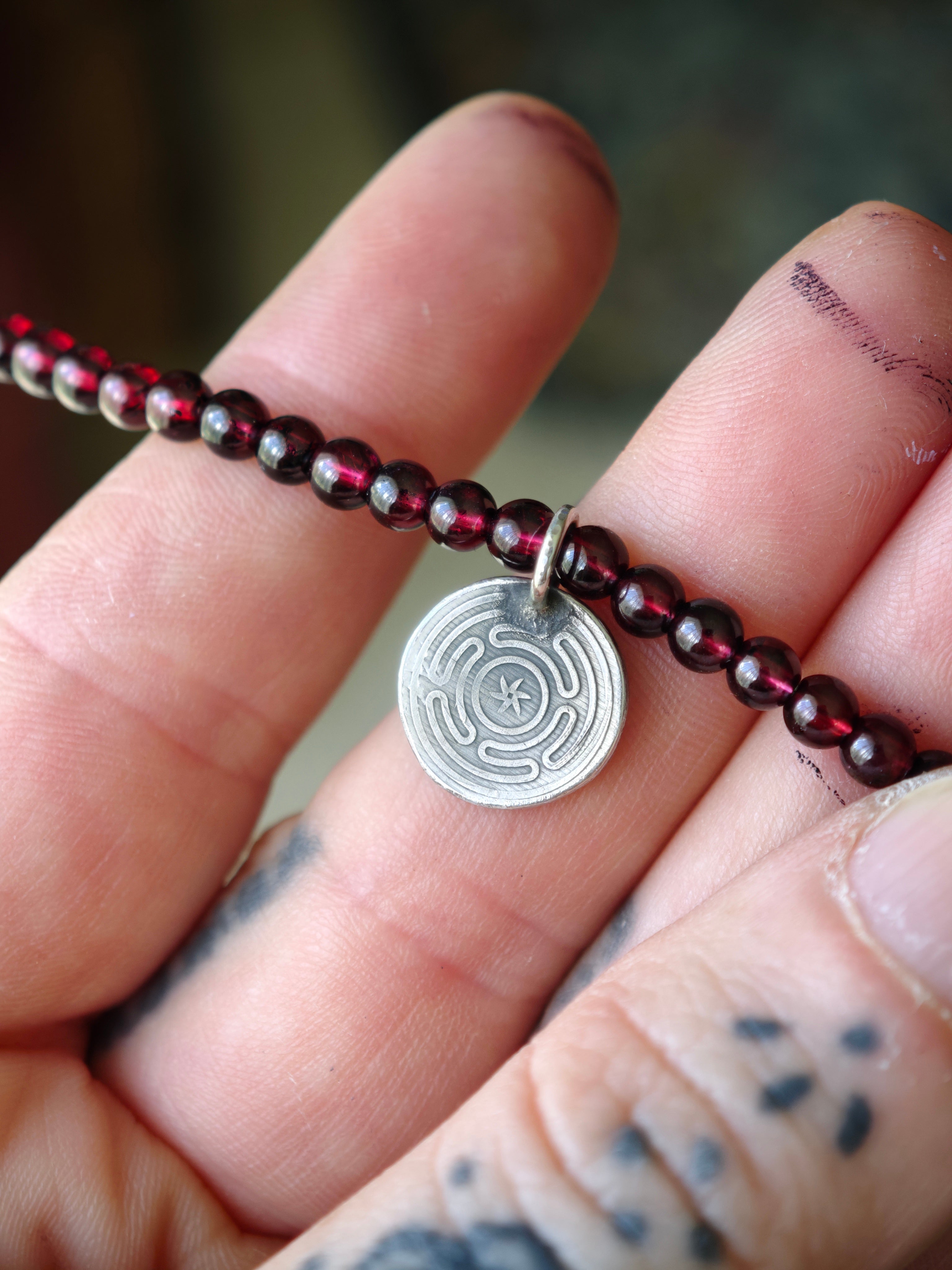 [Réservé] Hail Hekate - Ras-de-cou en perles de grenat et argent, Strophalos