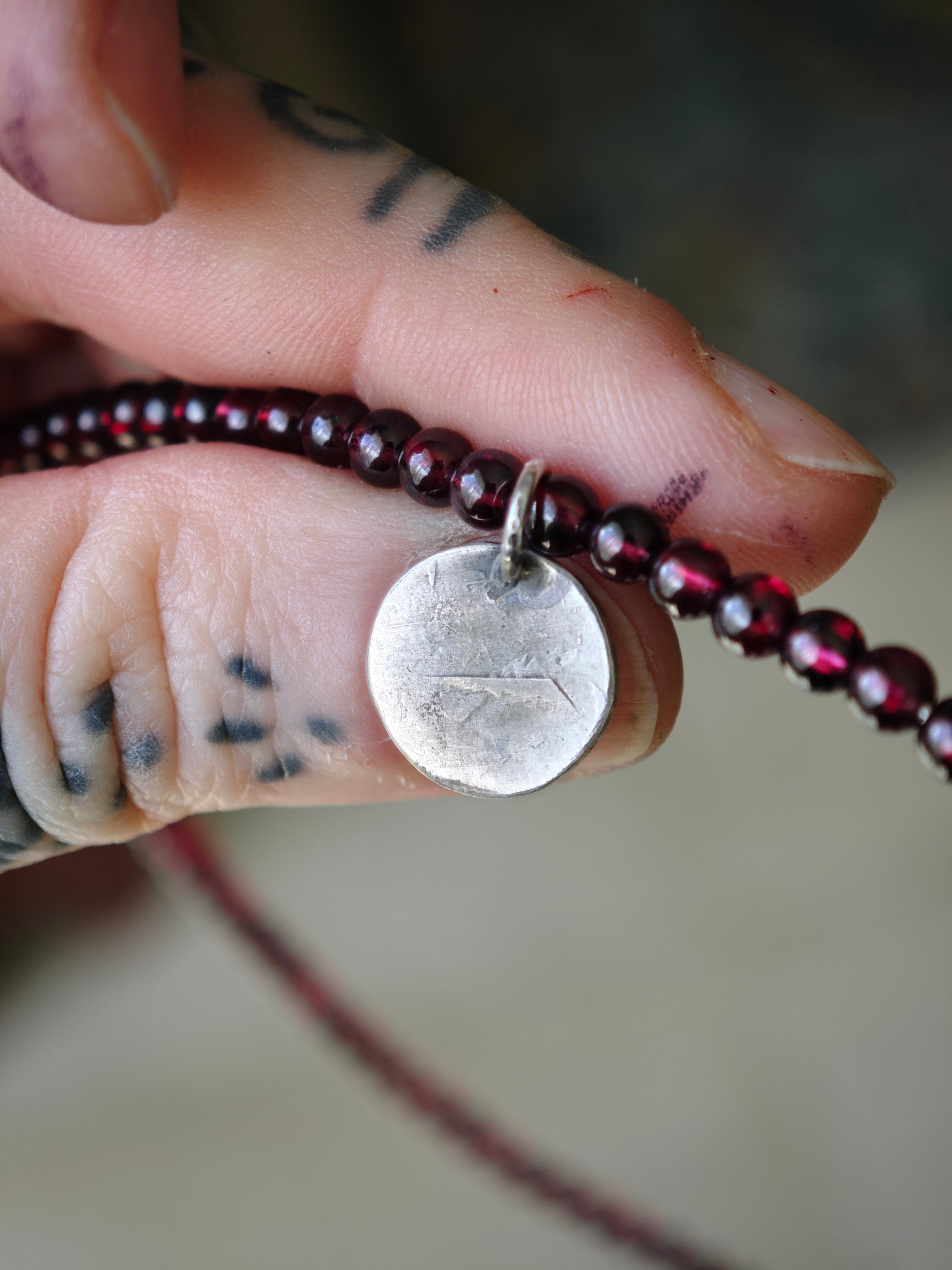 [Réservé] Hail Hekate - Ras-de-cou en perles de grenat et argent, Strophalos