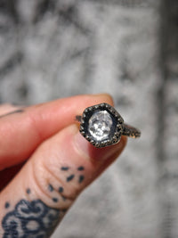 [Réservé] Memento Mori - Bague en cristal de l'Himalaya facetté et argent, crâne forgé