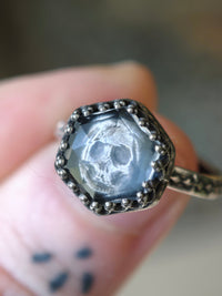 [Réservé] Memento Mori - Bague en cristal de l'Himalaya facetté et argent, crâne forgé