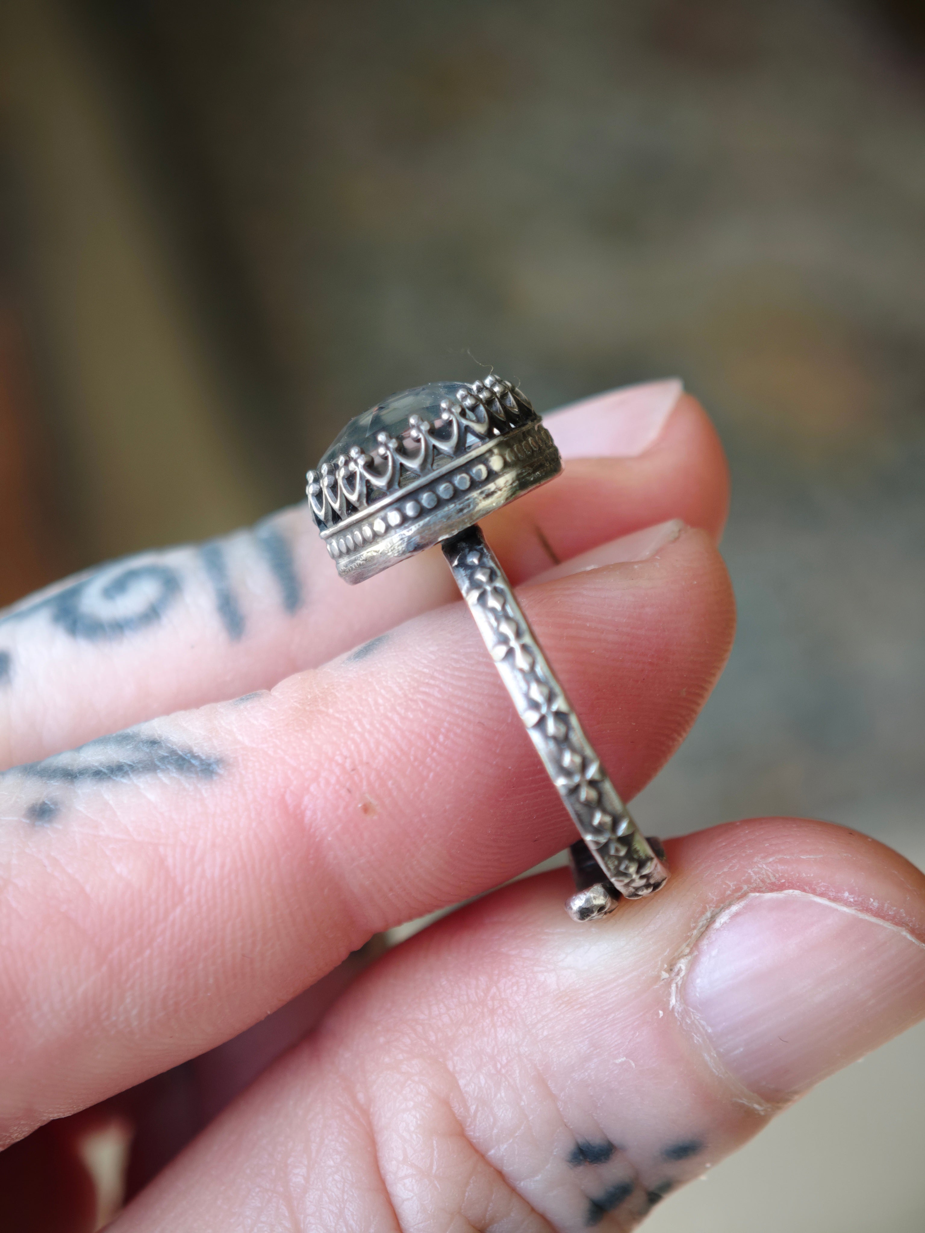 [Réservé] Memento Mori - Bague en cristal de l'Himalaya facetté et argent, crâne forgé