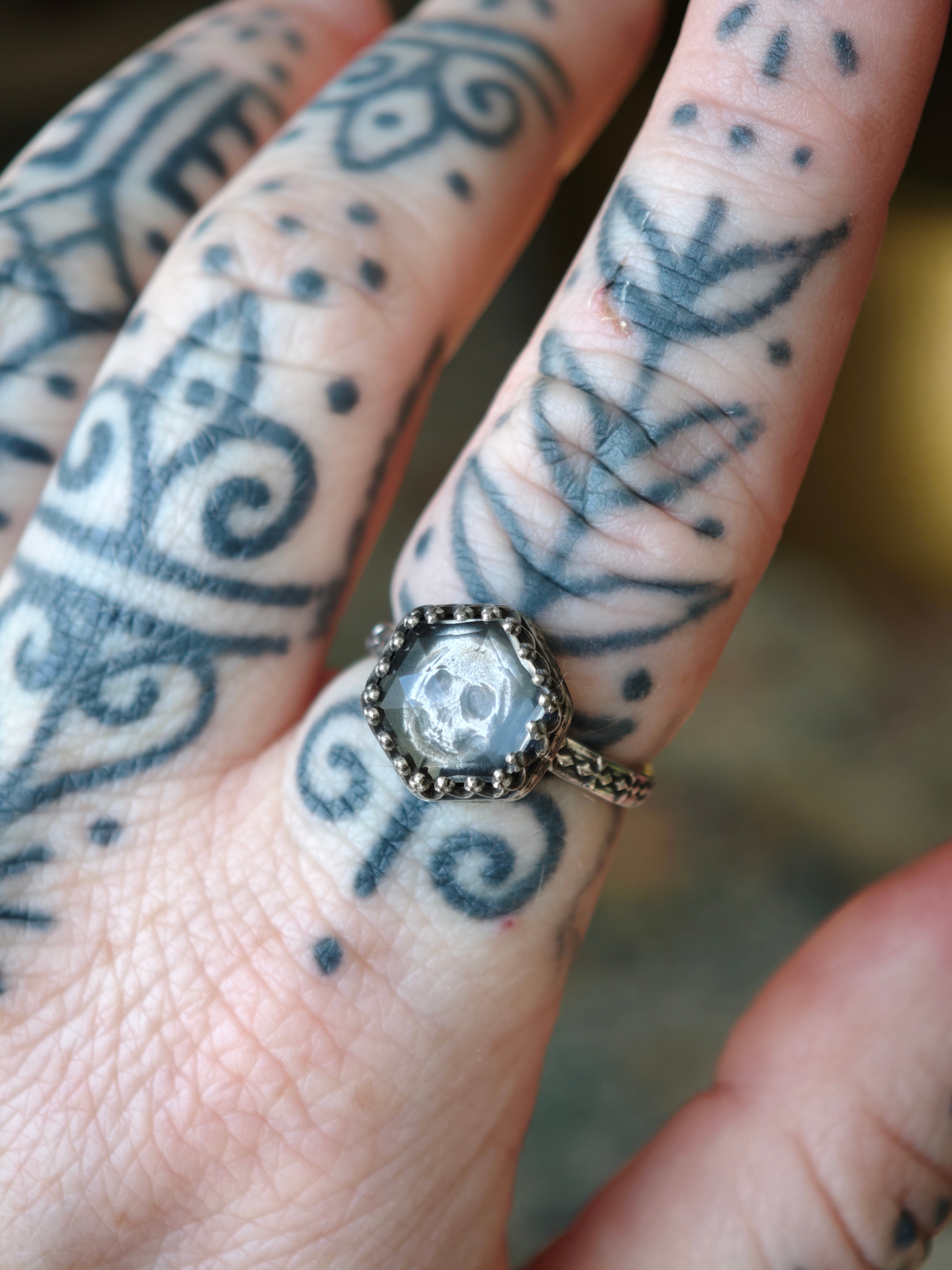 [Réservé] Memento Mori - Bague en cristal de l'Himalaya facetté et argent, crâne forgé