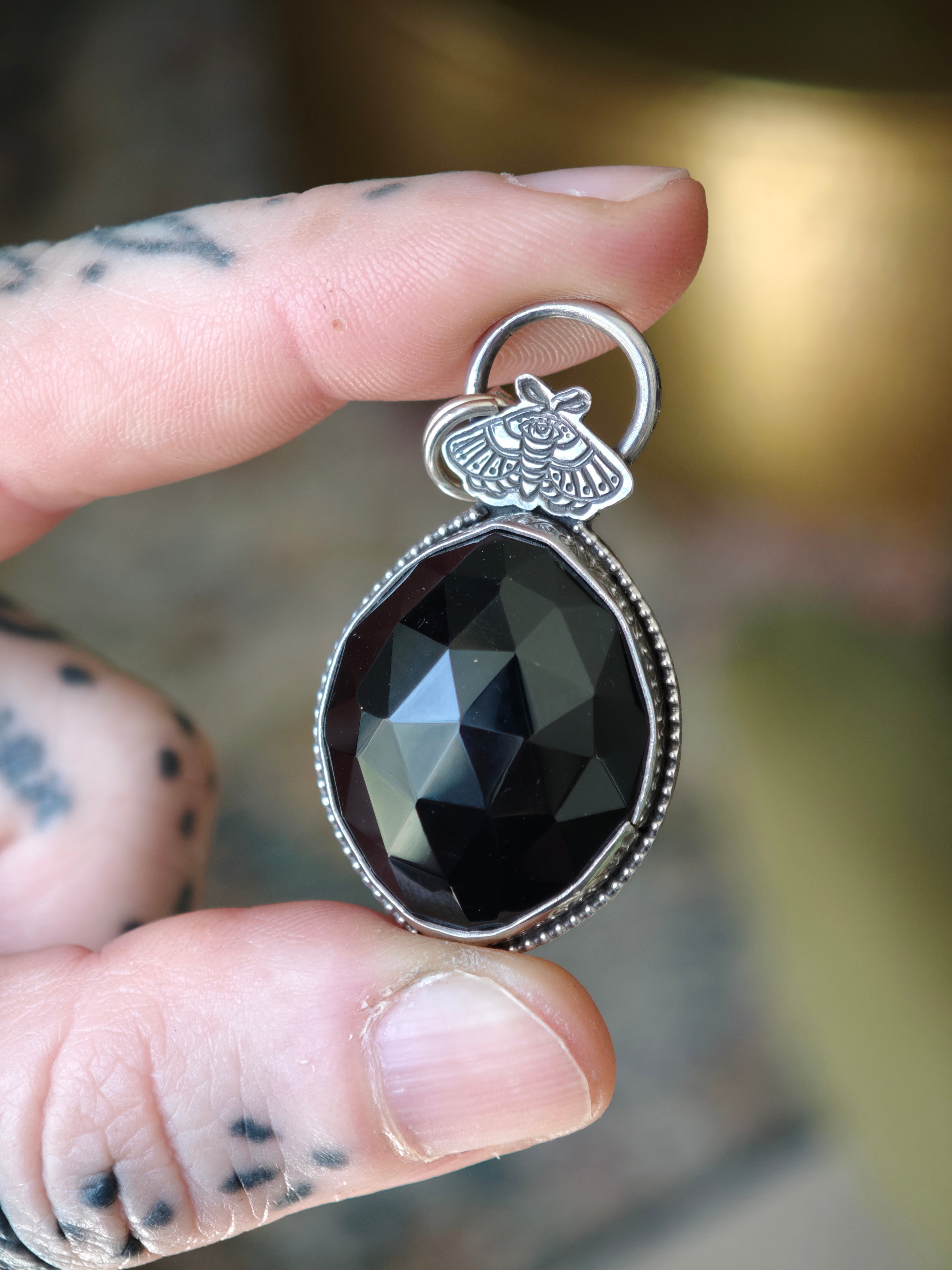 [Réservé] Oculus Noctis - Pendentif en onyx noir facetté et argent, papillon frappé
