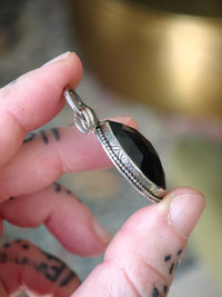 [Réservé] Oculus Noctis - Pendentif en onyx noir facetté et argent, papillon frappé