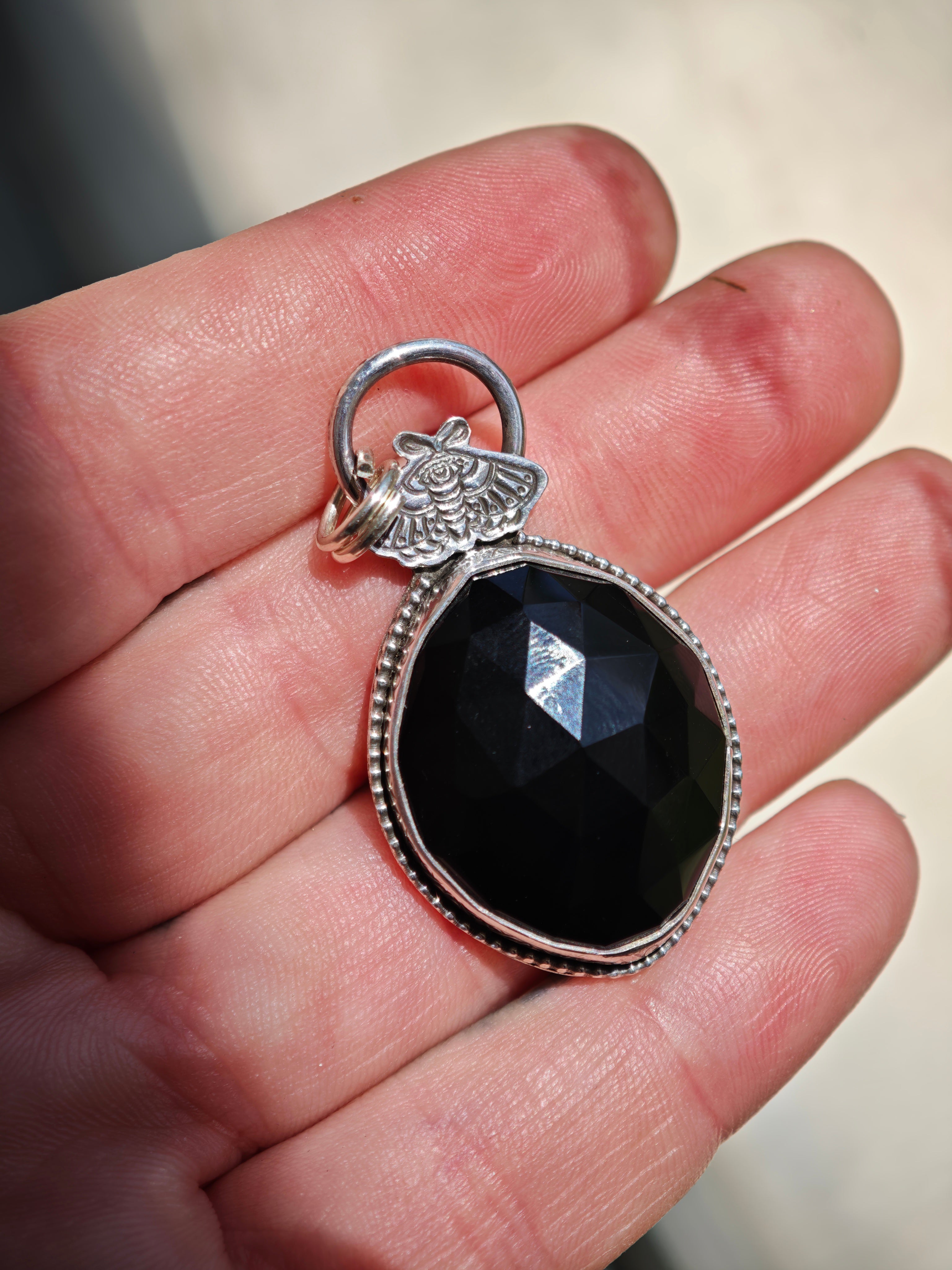 [Réservé] Oculus Noctis - Pendentif en onyx noir facetté et argent, papillon frappé