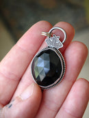 [Réservé] Oculus Noctis - Pendentif en onyx noir facetté et argent, papillon frappé