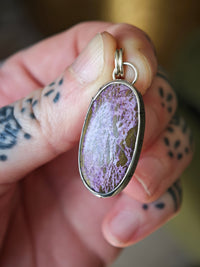 [Réservé] Sorcière - Pendentif en stichtite et argent, balai au dos