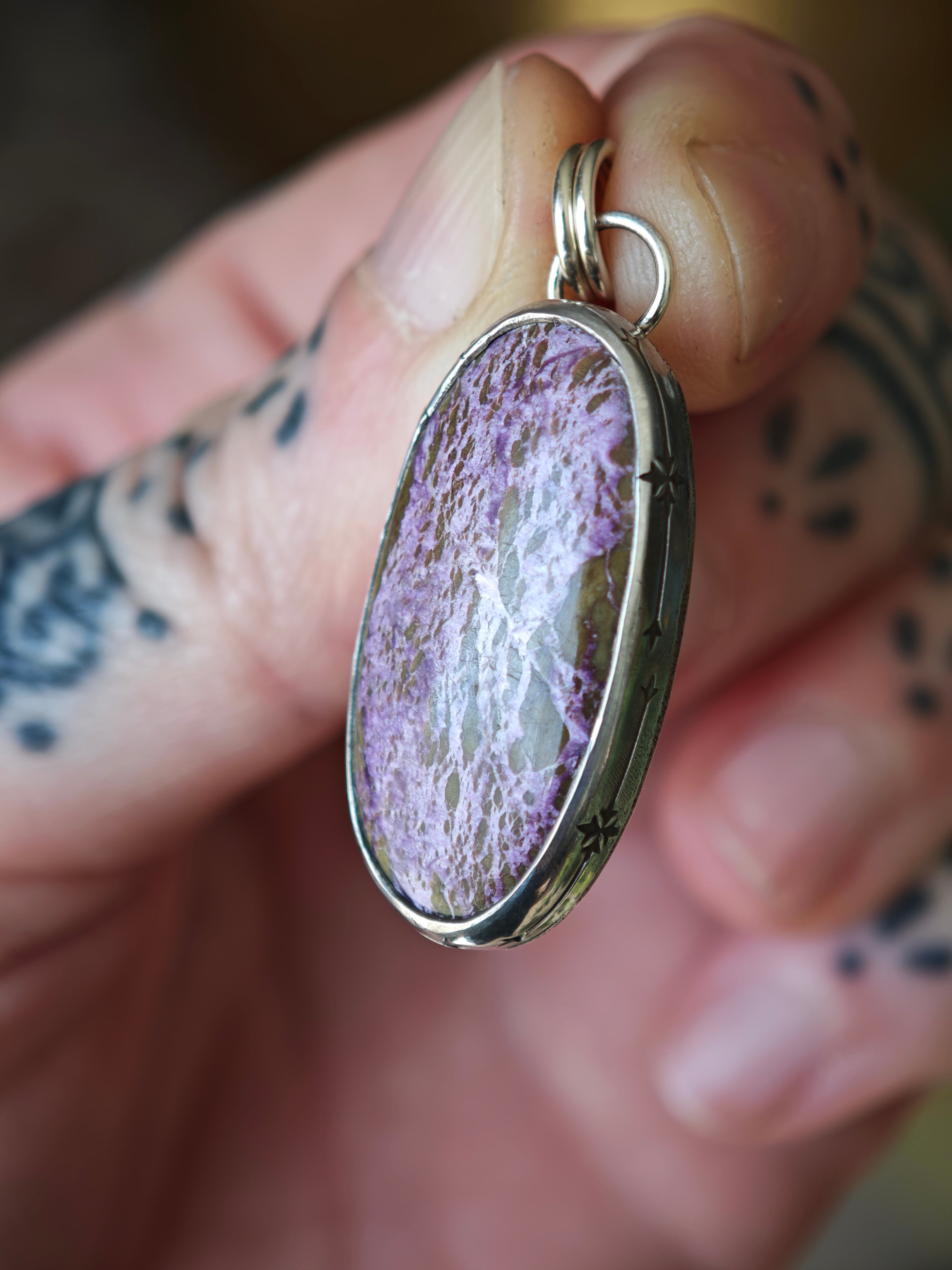 [Réservé] Sorcière - Pendentif en stichtite et argent, balai au dos