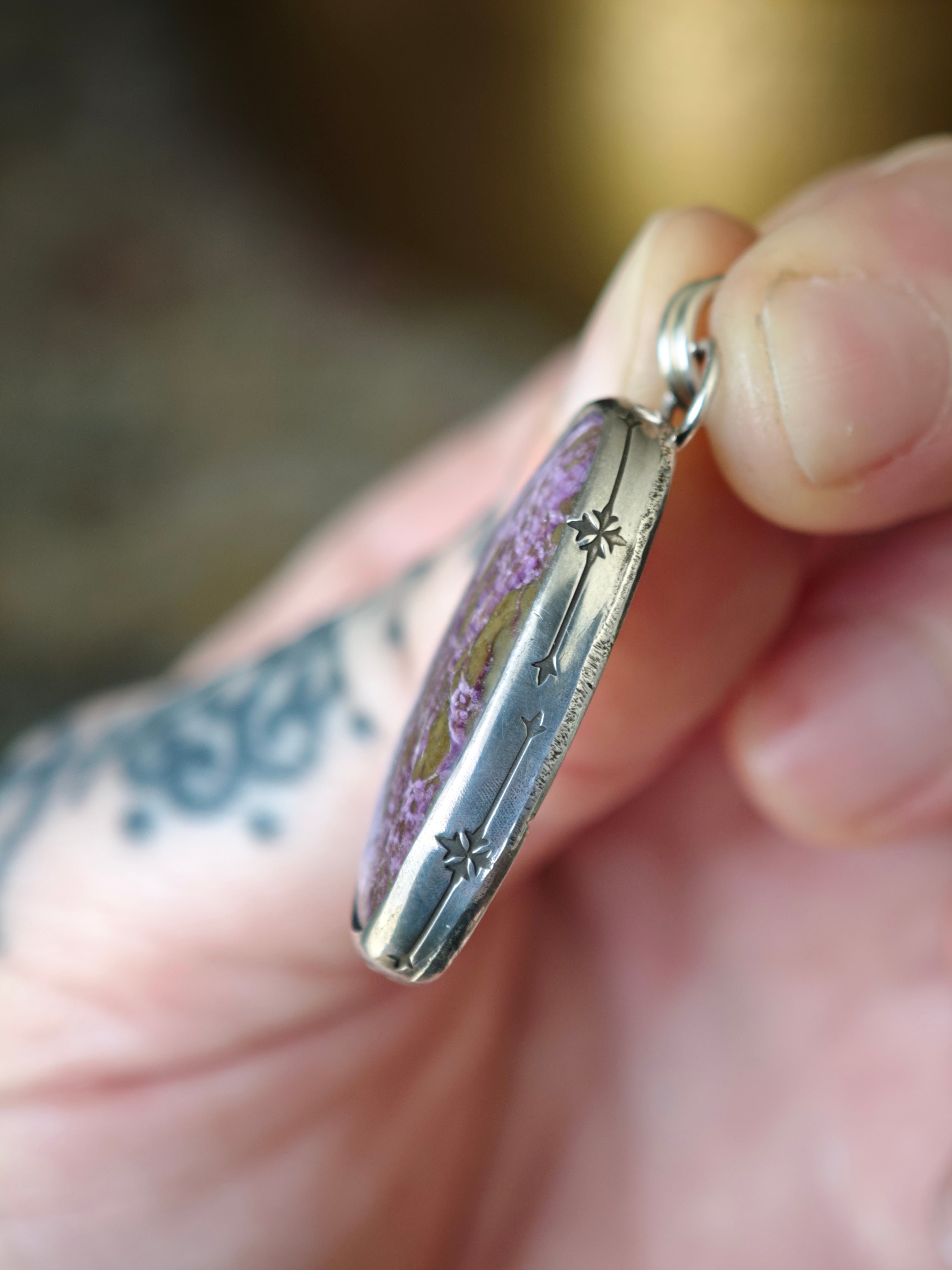 [Réservé] Sorcière - Pendentif en stichtite et argent, balai au dos