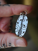 [Réservé] Sorcière - Pendentif en stichtite et argent, balai au dos