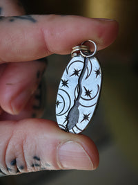 [Réservé] Sorcière - Pendentif en stichtite et argent, balai au dos