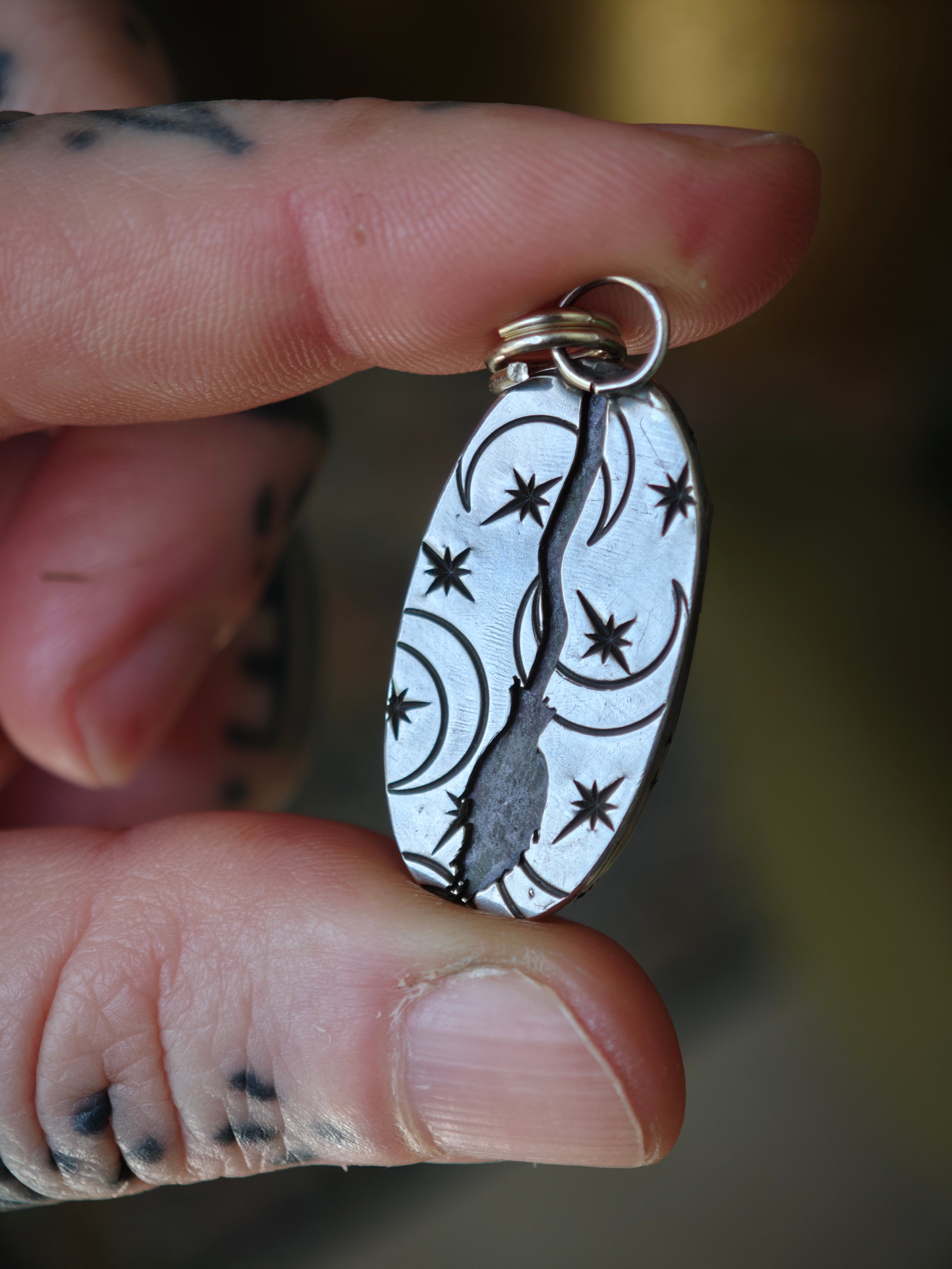 [Réservé] Sorcière - Pendentif en stichtite et argent, balai au dos