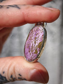 [Réservé] Sorcière - Pendentif en stichtite et argent, balai au dos