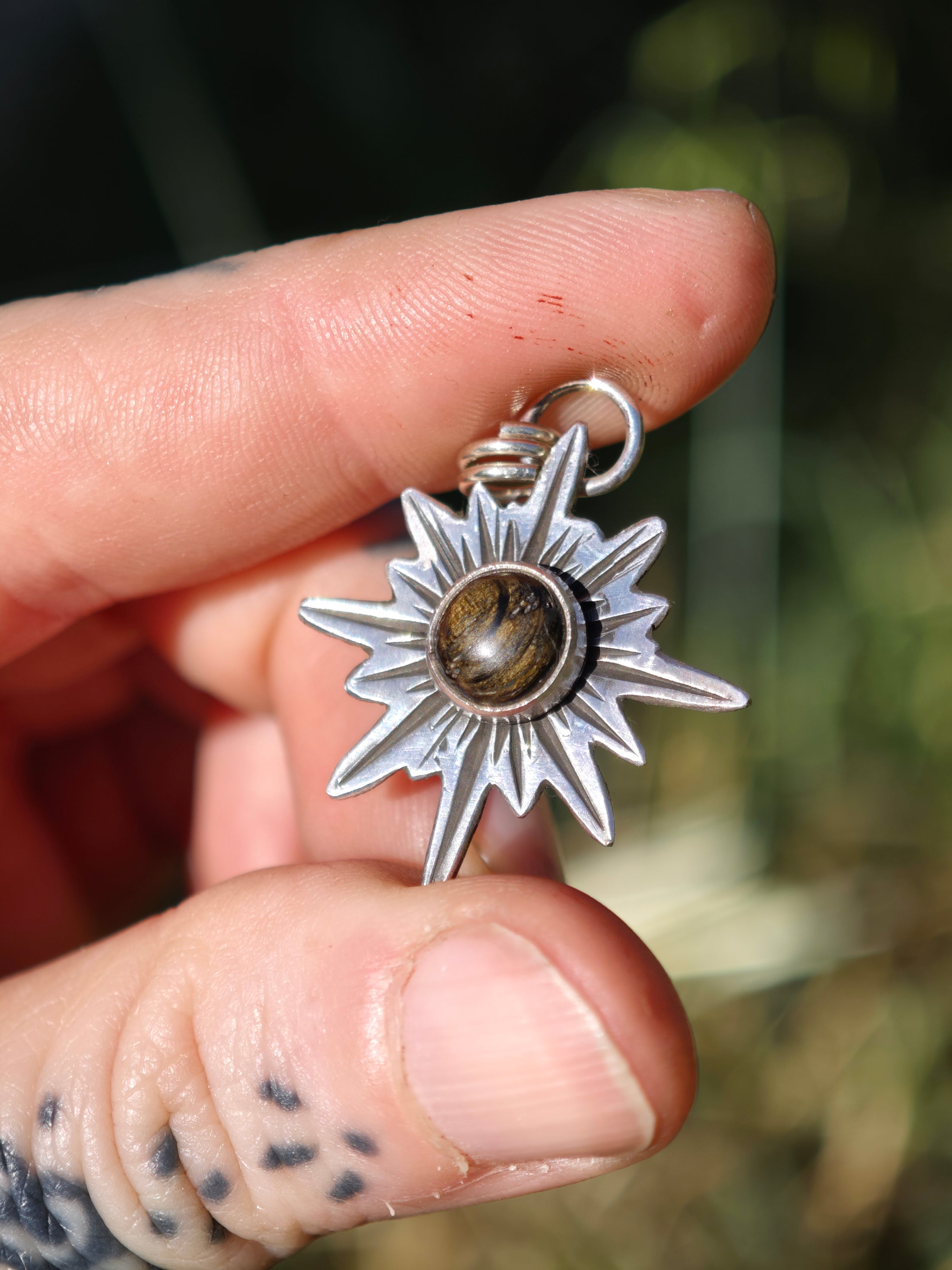 [Réservé] Sorcière de la Forêt - Pendentif en bois de morta et argent