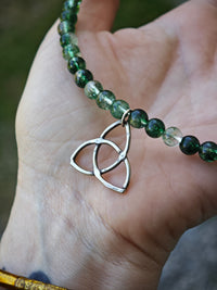 [Réservé] Triquetra - Collier ras-de-cou en perles de chlorite, argent et Triquetra forgé