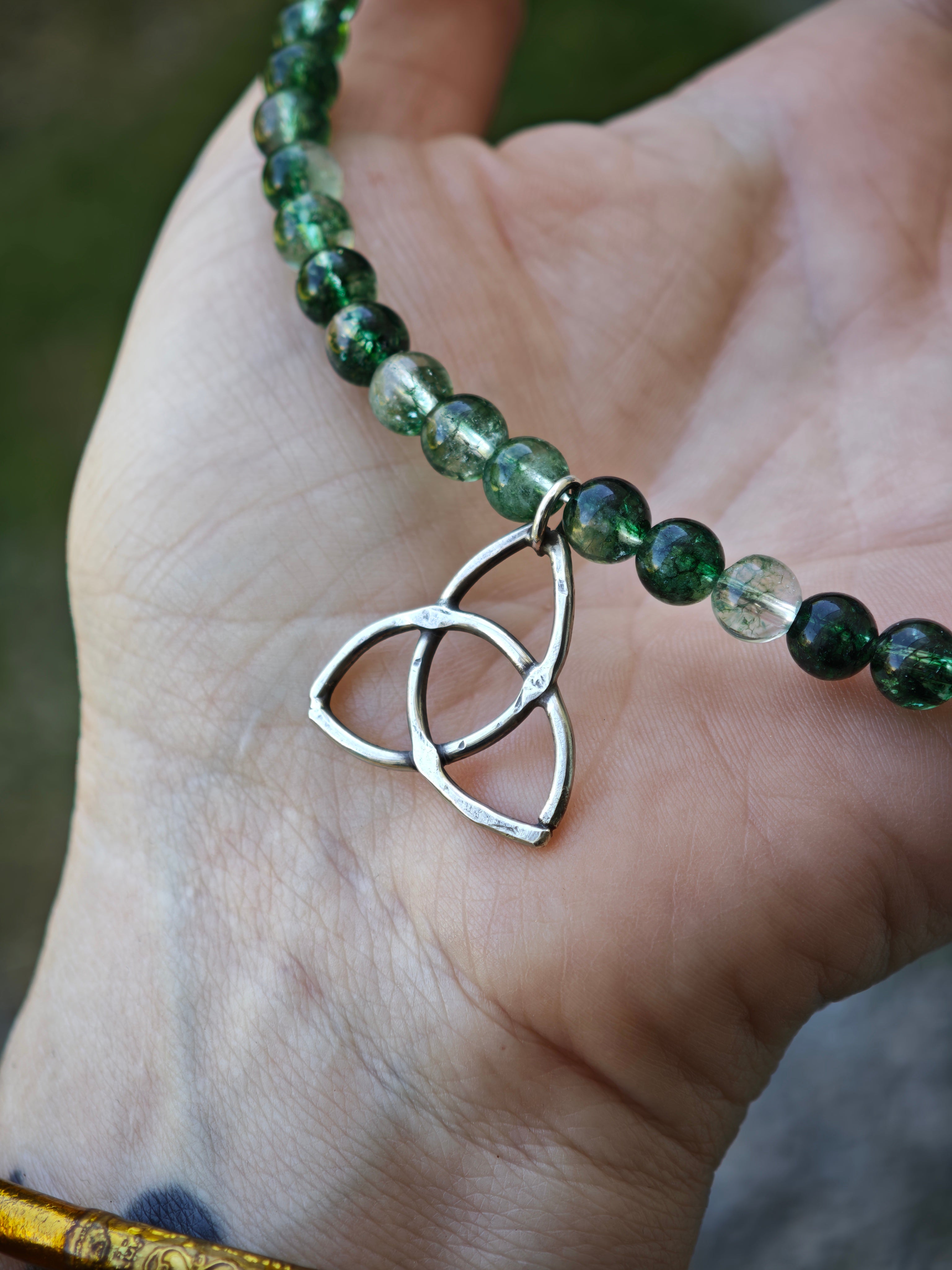 [Réservé] Triquetra - Collier ras-de-cou en perles de chlorite, argent et Triquetra forgé
