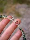 [Réservé] Triquetra - Collier ras-de-cou en perles de chlorite, argent et Triquetra forgé