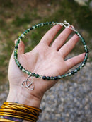 [Réservé] Triquetra - Collier ras-de-cou en perles de chlorite, argent et Triquetra forgé