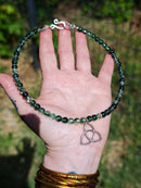 [Réservé] Triquetra - Collier ras-de-cou en perles de chlorite, argent et Triquetra forgé