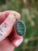 [Réservé] Gothica - Collier en uvarovite druse (grenat vert Grossler) et argent, torque en laiton