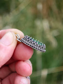[Réservé] Gothica - Collier en uvarovite druse (grenat vert Grossler) et argent, torque en laiton