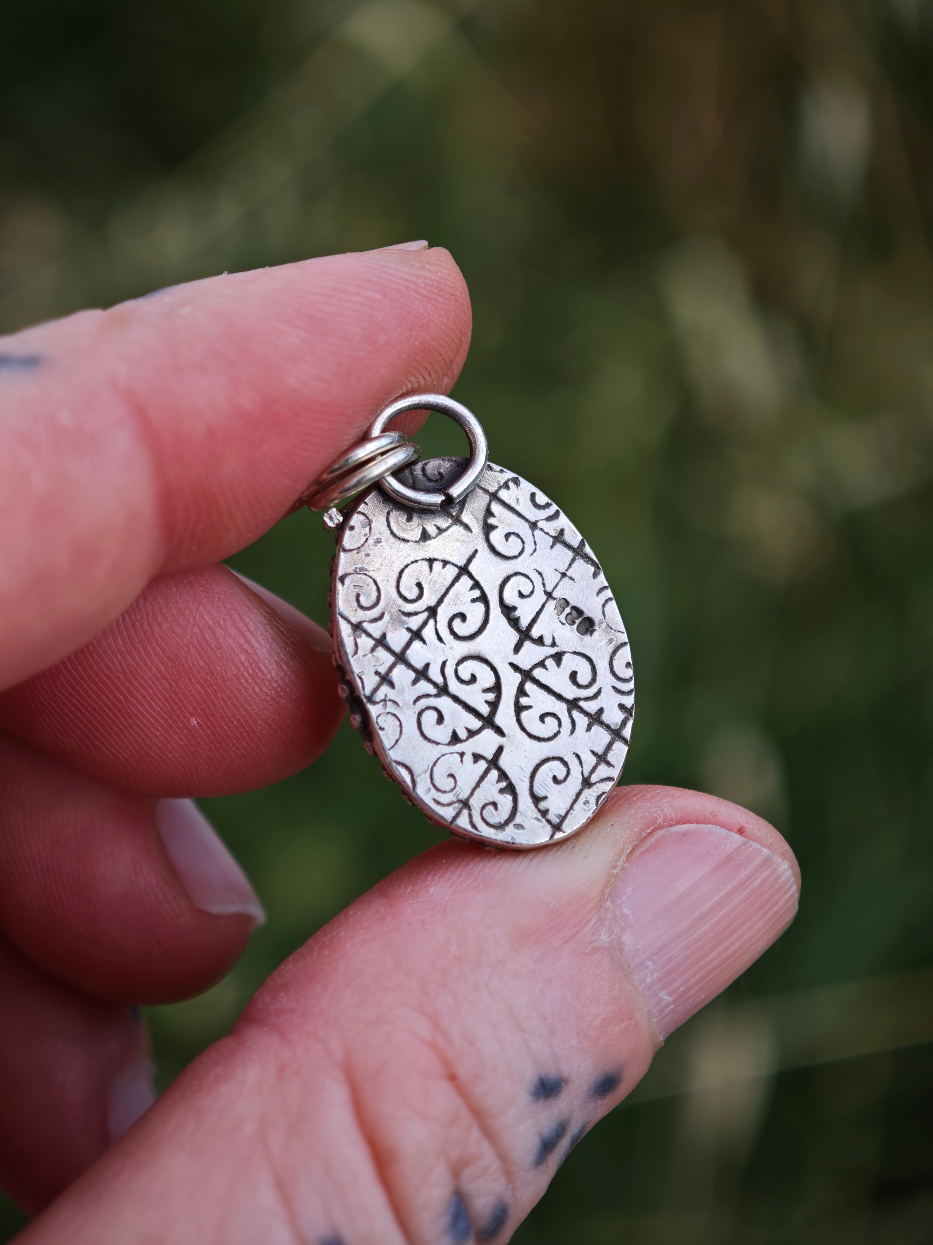 [Réservé] Gothica - Collier en uvarovite druse (grenat vert Grossler) et argent, torque en laiton